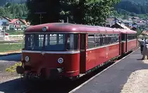 Lange Jahre versahen Schienenbusse den Dienst zwischen Zwiesel und Bodenmais. Am 26.05.1979 ist eine 798/998-Garnitur gerade in Bodenmais angekommen. Das Gleis vor dem Bahnhofsgebäude ist schon lange verschwunden, heute enden die Waldbahnzüge auf dem links in Bildmitte sichtbaren Gleis.