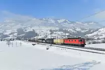 Re 620 037 mit einem Güterzug am 05.02.2019 bei Steinen. 