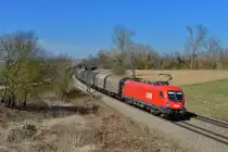 1116 111 mit einem Güterzug am 18.03.2015 bei Langenisarhofen. 