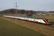 BOMBARDIER FV DOSTO RABDe 502 in der letzten Abendsonne bei Bollodingen am 19. Februar 2019.
Foto: Walter Ruetsch