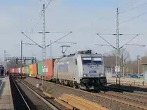 HHLA 386 029-3 METRANS mit einem Containerzug von Hamburg kommend bei Durchfahrt durch Schwarzenbek; 19.02.2019


