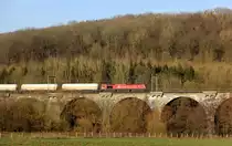 Die Class 66 DE6314  Hanna  von Crossrail fährt über das Viadukt von Remersdael(B) mit einem  Kesselzug aus Antwerpen-Waaslandhaven(B) nach Visp(CH) und kommt aus Richtung Vise(B) und fährt in Richtung Montzen(B),Aachen(D).
Aufgemmen von der Rue de Remersdael. Bei schönem Frühlingswetter am 17.2.2019