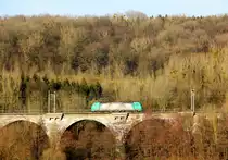 Die Cobra 2839 kommt als Lokzug aus Antwerpen(B) nach Aachen-West(D) und fährt  über das Viadukt von Remersdael(B) in Richtung Montzen(B),Aachen(D).
Aufgemmen von der Rue de Remersdael. Bei schönem Frühlingswetter am 17.2.2019.