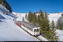 ARB BCFhe 2/3 6 von 1911 mit B 32 und Kkm 61 am 16. Februar 2019 unterhalb Rigi Staffel. Es handelt sich hierbei um den ältesten noch in Betrieb stehenden Zahnradtriebwagen der Welt. Bei Grossandrang (vor allem im Winter) kommt der historische Triebwagen meistens für Doppelführungen zum Einsatz.