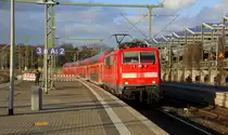 111 124 DB kommt mit dem RE4 Verstärkerzug von Düsseldorf-Hbf nach Aachen-Hbf und kommt aus Richtung Neuss-Hbf,Mönchengladbach-Hbf,Rheydt-Hbf,Wickrath,Beckrath,Herrath,Erkelenz,Baal,Hückelhoven-Baal,Brachelen,Lindern,Süggerath,Geilenkirchen,Frelenberg,Zweibrüggen,Übach-Palenberg,Rimburg,Finkenrath,Hofstadt und fährt in Herzogenrath ein und hält in Herzogenrath und fährt dann weiter in Richtung Kohlscheid,Richterich,Laurensberg,Aachen-West,Aachen-Schanz,Aachen-Hbf. 
Aufgenommen am Bahnhof von Herzogenrath. 
Bei Sonne und Wolken am Nachmittag vom 19.2.2019.