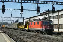 SBB CARGO Re 430 352-5 anlässlich der Bahnhofsdurchfahrt Burgdorf vom 19. Februar 2019.
Besonders zu beachten: Noch ist die Aufschrift der früheren Besitzerin, der SOB leicht erkennbar.
Foto: Walter Ruetsch