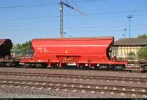 Blick auf einen gedeckten Schüttgutwagen mit schlagartiger Schwerkraft-Mittenentladung der Gattung  Tanoos 896  (31 80 0691 087-7 D-DB) der DB, der in einem Schüttgutzug mit 152 064-2 DB eingereiht ist und Magdeburg Hbf in südlicher Richtung durchfährt.
[7.8.2018 | 10:27 Uhr]