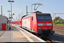 Nachschuss auf 146 008  Damit Deutschland vorne bleibt  der Elbe-Saale-Bahn (DB Regio Südost) als RB 16412 (RB40) von Burg(Magdeburg) nach Braunschweig Hbf, die Magdeburg Hbf auf Gleis 8 B-D erreicht.
[7.8.2018 | 10:31 Uhr]