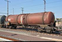 Blick auf einen Kesselwagen für Benzin (33 - leicht entzündlicher flüssiger Stoff) der Gattung  Zans  (33 80 7843 787-2 D-GATXD) der Gatx Rail Germany GmbH, der in einem Kesselzug mit 145 020-4  www.ganz-vorn-unterwegs.de  der RBH Logistics GmbH eingereiht ist und Magdeburg Hbf in nördlicher Richtung durchfährt.
[7.8.2018 | 10:34 Uhr]