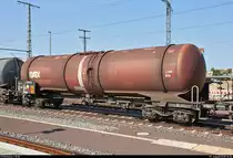Blick auf einen Kesselwagen für Benzin (33 - leicht entzündlicher flüssiger Stoff) der Gattung  Zans  (33 80 7843 787-2 D-GATXD) der Gatx Rail Germany GmbH, der in einem Kesselzug mit 145 020-4  www.ganz-vorn-unterwegs.de  der RBH Logistics GmbH eingereiht ist und Magdeburg Hbf in nördlicher Richtung durchfährt.
[7.8.2018 | 10:34 Uhr]