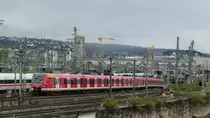 Eine Doppeltraktion 423 verlässt den Stuttgarter City-Tunnel und macht sich auf den Weg zur nächsten Station Nordbahnhof. Aufgenommen am 25.8.2018 14:40 von der Stadtbahn-Haltestelle Budapester Platz