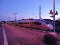 Bahnhof Coburg:
ICE 4 aus Berlin HBF hat am 16.02.2019 in der Morgendämmerung Coburg erreicht.
Nach kurzem Aufenthalt geht es über die VDE 8.1 über Nürnberg nach München HBF.
