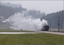 Winterdampf des Vereins Historische Emmentalbahn. Dampflok Ed 3/4 Nr. 2 der Solothurn-Münster-Bahn nebelt die Kantonsstrasse bei Mussachen ordentlich ein. Februar 2018. 