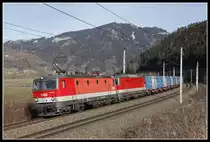 1144 066 + 1144 266 mit Güterzug bei Niklasdorf am 7.02.2019.