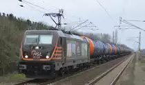 HSL Logistik GmbH mit der  187 537  [NVR-Number: 91 80 6187 537-6 D-HSL] mit den Kinderzeichnungen  ...gibt den Kindern das Kommando  an den Seiten und Kesselwagenzug am 21.02.19 Bf. Berlin-Hohenschönhausen. 