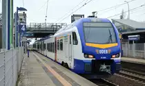 Der von der Transdev Regio GmbH gemietete FLIRT ET 022 (94 80 1429 022-5 D-ODEG) mit dem seit Dezember 2018 neuen ODEG Design kommt auf Dienstfahrt aus Eberswalde Richtung Berlin-Lichtenberg durch den Bf. Berlin-Hohenschönhausen gefahren, 21.02.19