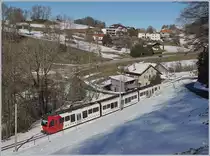 Der TPF Regionalzug S50 14826 von Palézieux nach Montbovon bei Remaufens kurz vor Chatel St-Denis. Der Zug besteht aus dem führenden Abe 2/4 105  L'armayi  einem Zwischenwagen und dem schiebenden Be 2/4 105 ebenfalls mit dem Namen  L'armayi .

16. Feb. 2018