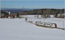 Der TPF Regionalzug S50 14824 von Palézieux nach Montbovon kurz vor Bossonnens. Der Zug besteht aus dem führenden ABe 2/4 102  Sud Express , einem Zwischenwagen und dem schiebenden Be 2/4 102 ebenfalls mit dem Namen  Sud Express .
16. Feb. 2018
