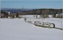 Der TPF Regionalzug S50 14824 von Palézieux nach Montbovon kurz vor Bossonnens. Der Zug besteht aus dem führenden ABe 2/4 102  Sud Express , einem Zwischenwagen und dem schiebenden Be 2/4 102 ebenfalls mit dem Namen  Sud Express .
16. Feb. 2018
