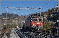 Die SBB Re 4/4 II 11286 mit einem Mini-Güterzug kurz vor Grandvaux. Die Re 420 286-7 hat dank der neune Kupplung ihre Nummer an einer neuen Stelle unter dem Fenster erhalten, wie vor Jahren schon dies an der Re 4/4 IV zu beobachten war.

Hat jemand eine plausible Erklärung, weshalb auf dem im Bild linken Streckengleis Schienen gelagert werden? 

15. Feb. 2019
