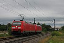 185 172-4 am Nachmittag des 27.07.2017 zusammen mit 145 044-4 als Lokzug aus Basel Bad Rbf, als sie bei Buggingen durchs Markgräflerland gen Norden fuhren.