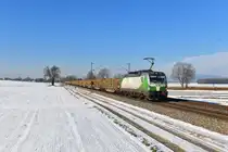 193 821 mit einem Holzzug am 31.01.2019 bei Langenisarhofen. 
