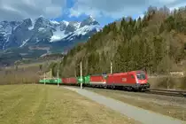1016 022 + 1144 xxx mit einem Güterzug am 10.03.2016 bei Pfarrwerfen. 