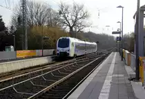 Ein Holländischer Regionalzug aus Aachen-Hbf(D) nach Maastricht(NL) und kommt aus Richtung Aachen-West,Laurensberg,Richterich und fährt durch Kohlscheid in Richtung Herzogenrath. Aufgenommen von Bahnsteig 2 in Kohlscheid. 
Bei Sonne und Wolken am Nachmittag vom 20.2.2019.
