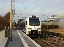 Ein Holländischer Regionalzug aus Maastricht(NL) nach Aachen-Hbf(D) und kommt die Kohlscheider-Rampe hoch aus Richtung Herzogenrath und fährt durch Kohlscheid in Richtung Richterich,Laurensberg,Aachen-West,Aachen-Schanz,Aachen-Hbf. 
Aufgenommen vom Bahnsteig 2 in Kohlscheid.
Bei Sonne und Wolken am Nachmittag vom 20.2.2019.