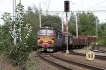 CDC 230 103-4 und 109-1 fahren am 22.September 2018 durch den Bahnhof Vcelna.