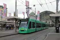 Be 6/8 Combino 318, auf der Linie 1, bedient die Haltestelle am Bahnhof SBB. Die Aufnahme stammt vom 10.02.2019.