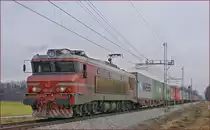 SŽ 363-003 zieht Containerzug durch Cirkovce-Polje Richtung Koper Hafen. /29.1.2019