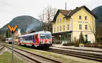 12.04.2004 Grünau im Almtal, Triebwagen ÖBB 5047 064. Grünau ist der Endbahnhof der Almtal-Lokalbahn mit dem Ausgangspunkt Wels Hauptbahnhof.