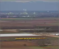 Messzug Nbz 94321 mit 120 160-7 Hockenheim-Basel. Ein Riegel an Industrie markiert die Grenze zu Frankreich. Auggen, Februar 2019.