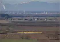 Messzug Nbz 94321 mit 120 160-7 Hockenheim-Basel. Im Hintergrund ist das große Belchen zu sehen, der höchste Berg der Vogesen. Auggen, Februar 2019.
