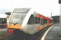 Eine 646-Einheit der Hellertalbahn (HTB) ist von Betzdorf nach Dillenburg im Bahnhof Haiger angekommen und wartet auf das Hp2,um in die Hauptstrecke Siegen-Gie�en einzuf�deln.