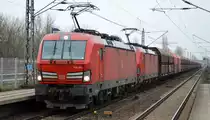 DB Cargo Deutschland AG mit der Doppeltraktion  193 355  [NVR-Number: 91 80 6193 355-5 D-DB) +   193 340  [NVR-Number: 91 80 6193 340-7 D-DB] und Erzzug (leer) Richtung Hamburg Durchfahrt Bf. Berlin-Hohenschönhausen am 21.02.19