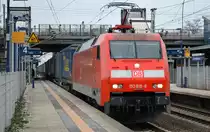 DB Cargo Deutschland AG mit  152 019-6  [NVR-Number: 91 80 6152 019-6 D-DB] und KLV-Zug (LKW WAlteer Trailer) am 21.02.19 Durchfahrt Bf. Berlin-Hohenschönhausen.