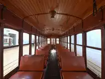 Der Fahrgastraum von Straßenbahnwagen No.274 Ende Januar 2017 im Museu do Carro Eléctrico Porto.