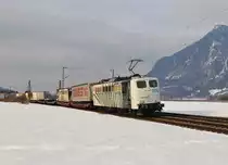 Die Lokomotion 151 074-2 mit einem Taschenwagen-Zug am 21.02.19 bei Oberaudorf in Richtung Kufstein.