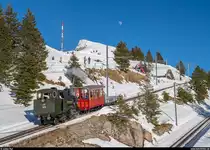 VRB H 2/3 16 mit B 5 und Kk 22 am 16. Februar 2019 auf Bergfahrt zwischen Rigi Staffel und Rigi Kulm. Der Zug war für einen internen Anlass der Rigi Bahnen unterwegs und fuhr bis zu der rechts zu sehenden Hütte hoch.