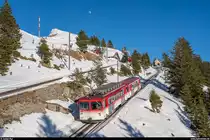 VRB BDhe 4/4 22 mit Bt 32 und Flachwagen am 16. Februar 2019 auf Talfahrt Richtung Goldau zwischen Rigi Kulm und Rigi Staffel. Der VRB-Pendel war tagsüber in Goldau abgestellt und kam erst am späteren Nachmittag für eine Berg- und Talfahrt auf der ARB zum Einsatz.
