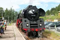 Nachschuss am 29.07.2017 auf EFZ 01 519, als diese unter Beobachtung von viele Schaulustigen von ihrem Dampfzug (Seebrugg - Titisee) von der IG 3 Seenbahn e.V. absetzte, um ans andere Ende des Zuges zu rangieren.