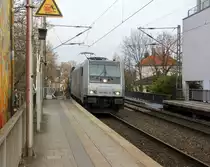 185 676-4 fährt jetzt für Crossrail kommt aus Richtung Aachen-West mit einem GTS-Containerzug aus Zeebrugge-Ramskapelle(B) nach Piacenza(I) und fährt durch Aachen-Schanz in Richtung Aachen-Hbf,Aachen-Rothe-Erde,Stolberg-Hbf(Rheinland)Eschweiler-Hbf,Langerwehe,Düren,Merzenich,Buir,Horrem,Kerpen-Köln-Ehrenfeld,Köln-West,Köln-Süd. Aufgenommen vom Bahnsteig von Aachen-Schanz.
Am Morgen vom 21.2.2019.