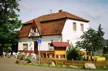 08.06.2005	Briesen bei Cottbus, Der ehemalige Bahnhof der Spreewaldbahn ist in vorzüglichem Zustand und beherbergt heute eine Gastwirtschaft. Seine Lage unmittelbar neben der Straße brachte es mit sich, dass die Züge der bis Ende 1969 verkehrenden Bahn während des Fahrgastwechsels den  Straßenverkehr  sperrten. Die von Striesow nach Cottbus zur Wachablösung fahrenden Soldaten schauten dem Treiben geduldig zu, hatten aber leider keinen Fotoapparat dabei.