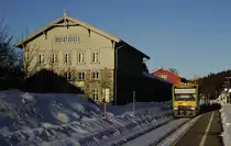 Von der schon tiefstehenden Sonne beschienen wartet 650 650 am 16.02.2019 im Bahnhof Bayerisch Eisenstein auf die Abfahrt nach Plattling