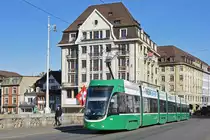 Be 6/8 Flexity 5018, auf der Linie 6, überquert die Mittlere Rheinbrücke. Die Aufnahme stammt vom 13.02.2019.