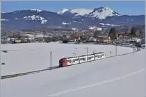 Der TPF Regionalzug S50 14824 von Palézieux nach Montbovon kurz vor Bossonnens; im Hintergrund die Freiburger Alpen.
Der Zug besteht aus dem führenden ABe 2/4 102  Sud Express , einem Zwischenwagen und dem schiebenden Be 2/4 102 ebenfalls mit dem Namen  Sud Express .

16. Feb. 2018 