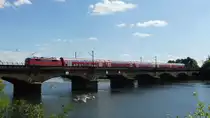 Am letzten Tag der lokbespannten Züge auf dem RE60 schiebt 111 100 einen solchen RE nach Mannheim über die Neckarbrücke in Ladenburg. Aufgenommen am 26.8.2018 15:36