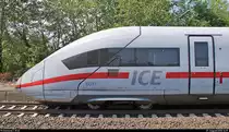 Seitlicher Blick auf die Front von 412 011 (Tz 9011) als ICE 881 von Hamburg-Altona nach München Hbf, der im Bahnhof Uelzen auf Gleis 101 steht.
[7.8.2018 | 14:19 Uhr]